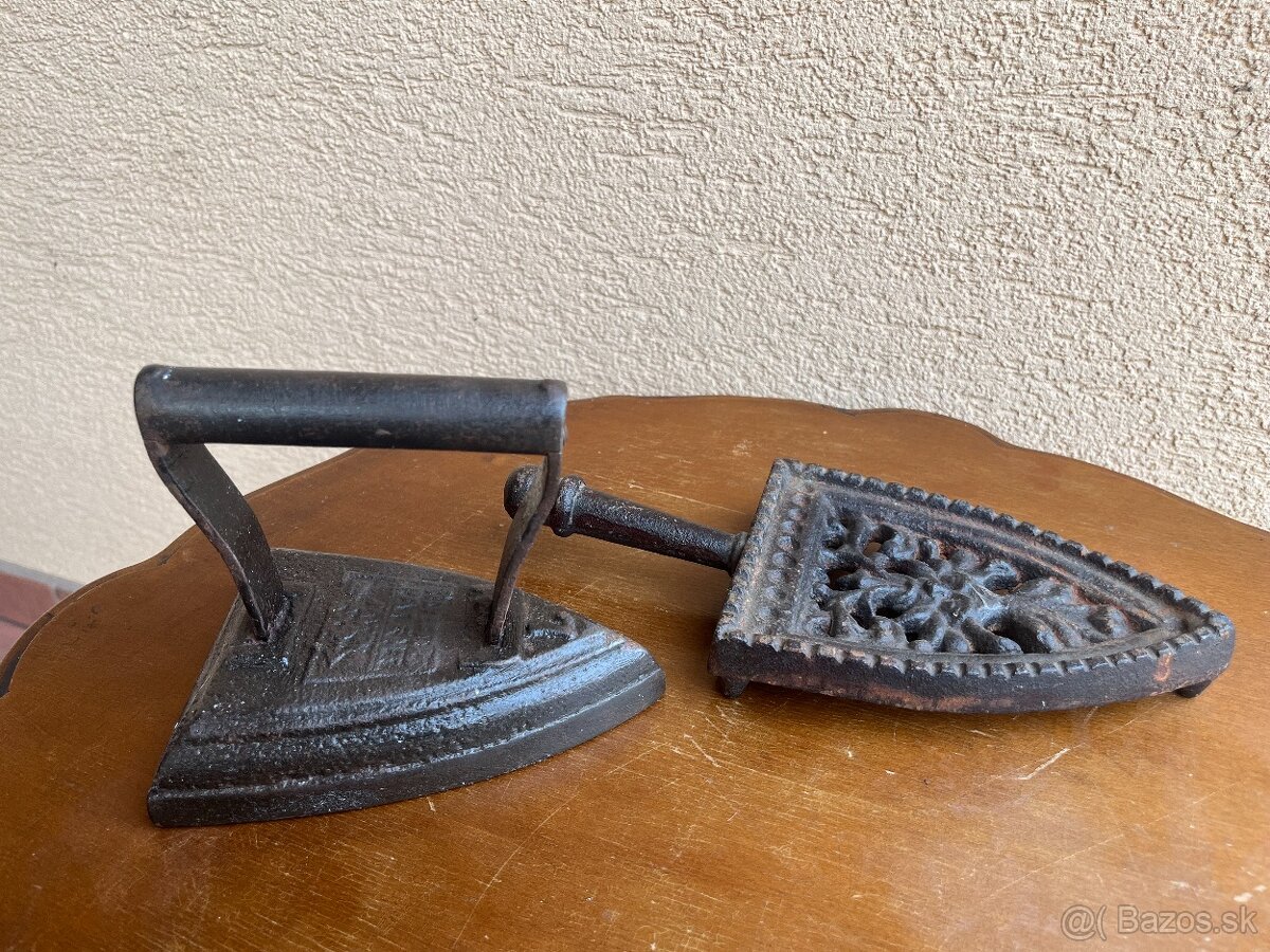 Stará žehlička s podstavcom