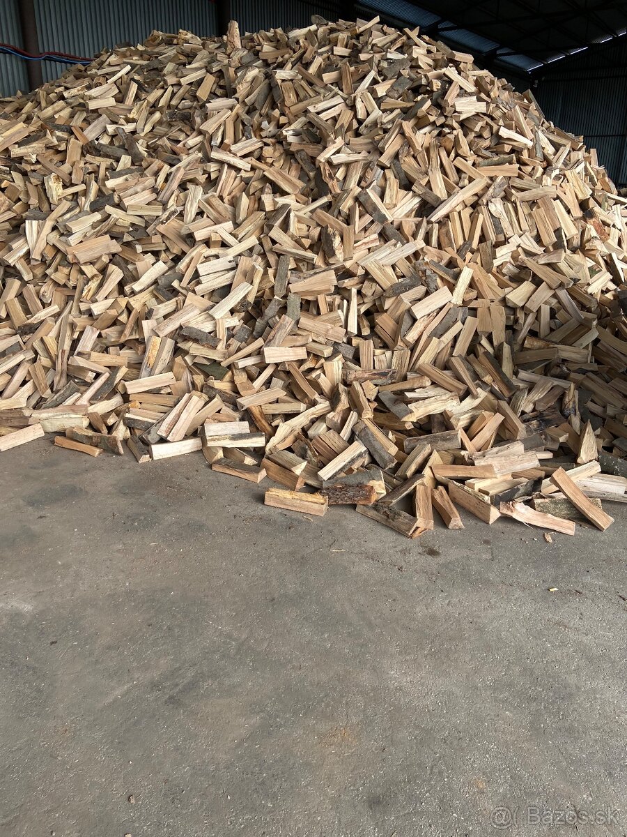 Suché palivové drevo buk dub agat