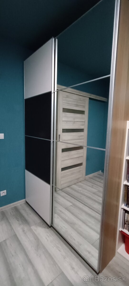 Skriňa s posuvnými dverami