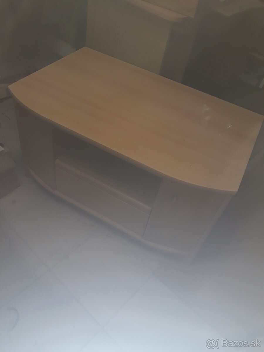 Stolík pod televizor