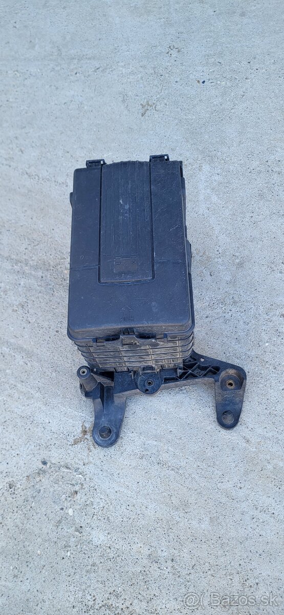 KRYT AUTOBATERIE VW PASSAT B7