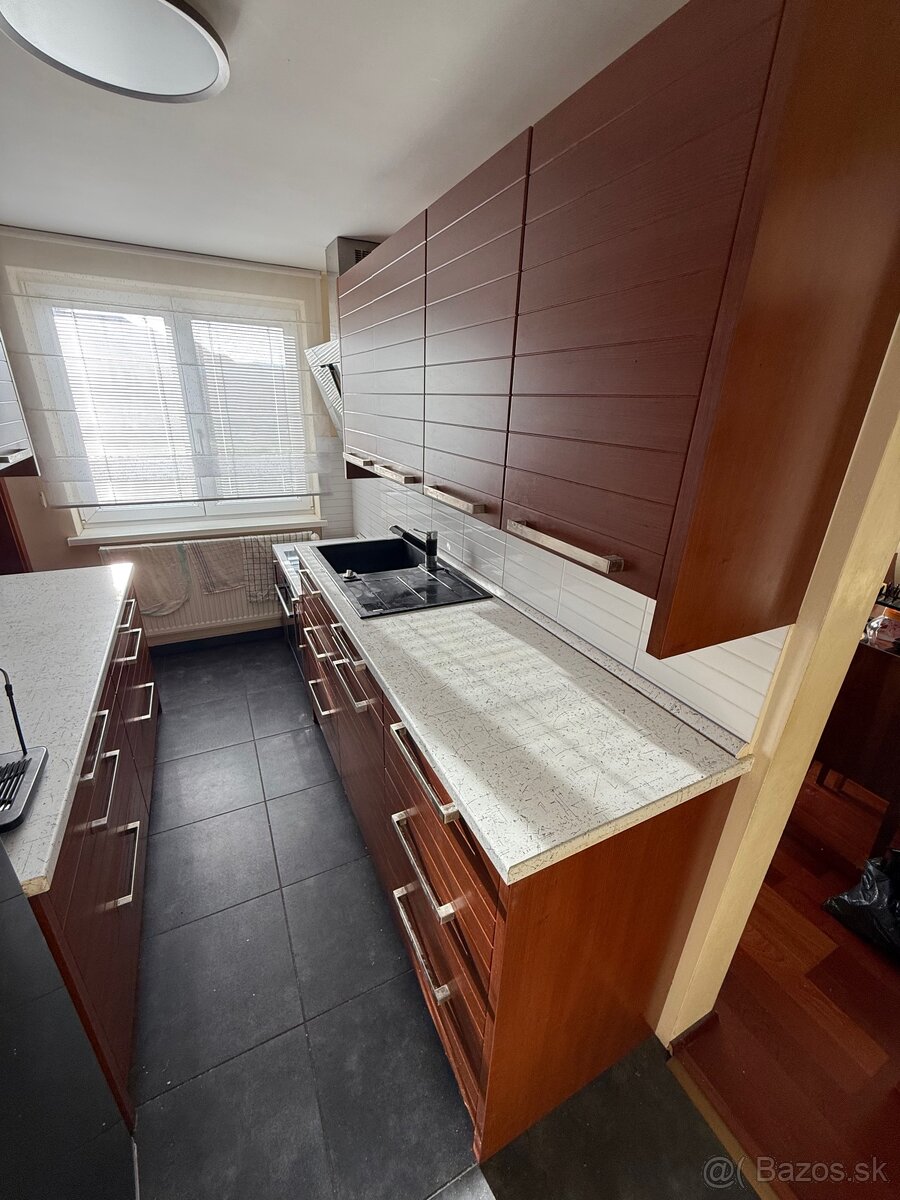 Zachovalá kuchyňa so spotrebičmi