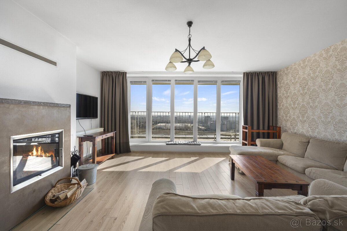 Priestranný mezonet v tichej lokalite s krbom