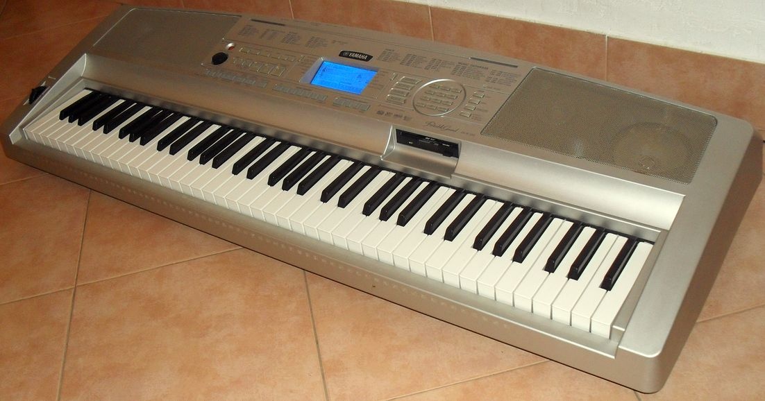 Yamaha Portable Grand DGX 300 (rozsah 6,5 oktávy)