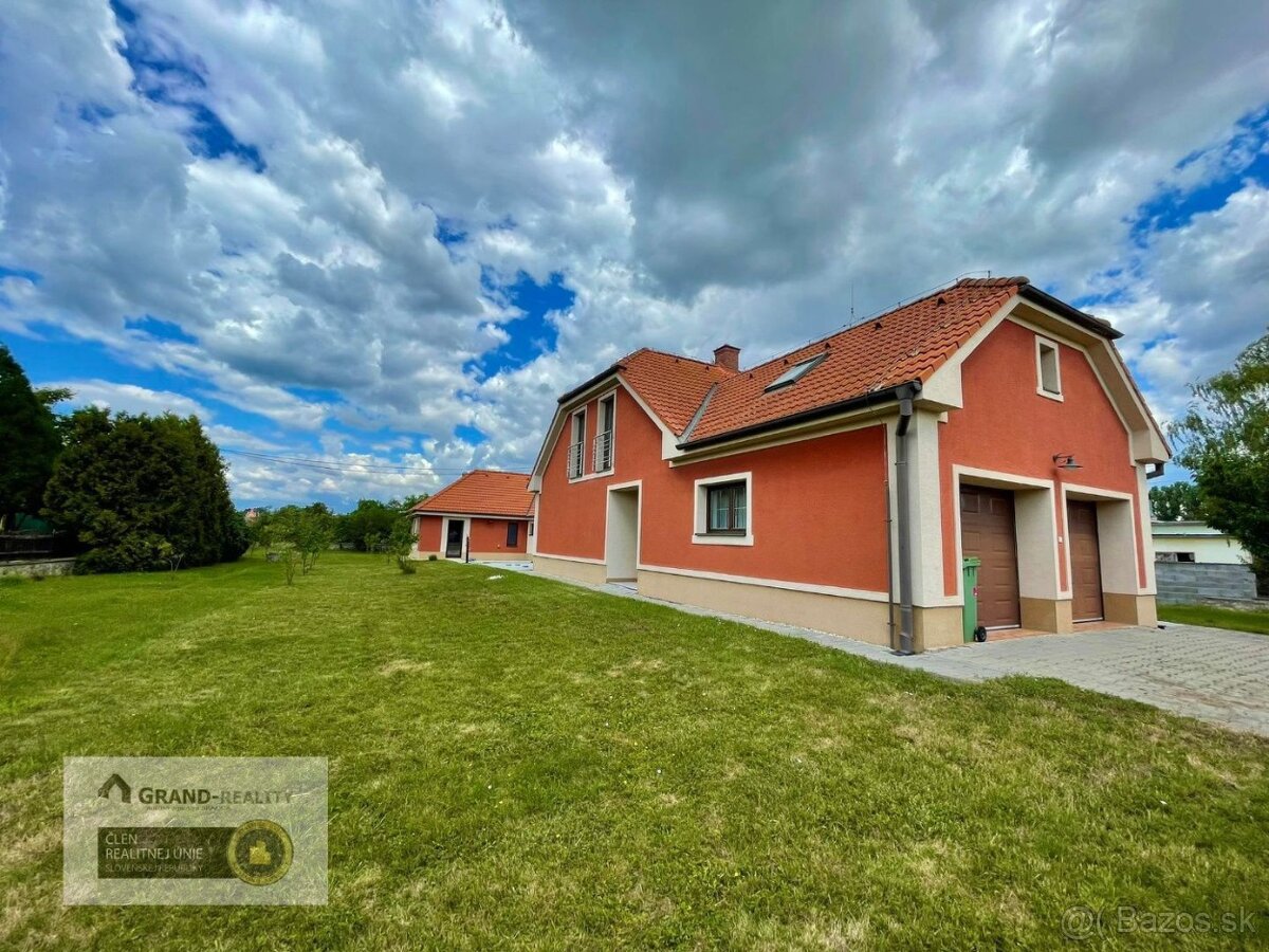 Na predaj dom s garážou, bazénom a dvomi bytovými jednotkami