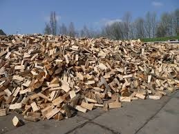Palivové drevo narezané naštiepane sypane