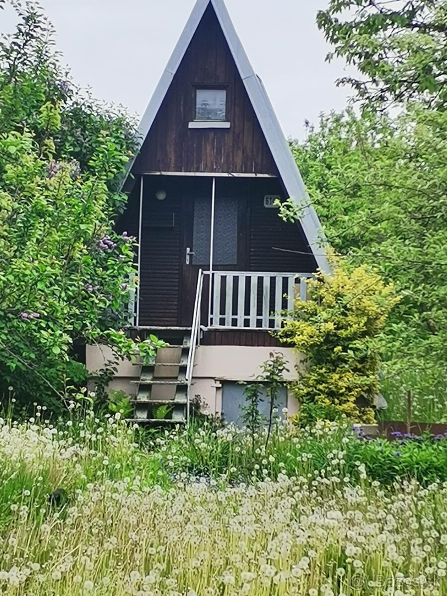 Drevená chatka s vlastným pozemkom