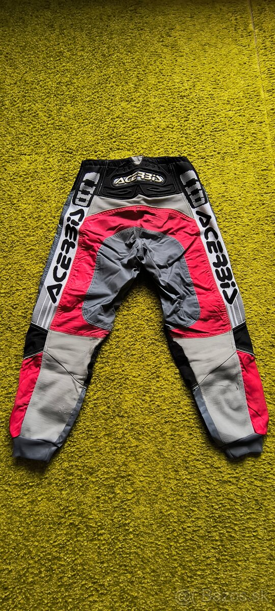 Motocrossové nohavice, dres, rukavice.