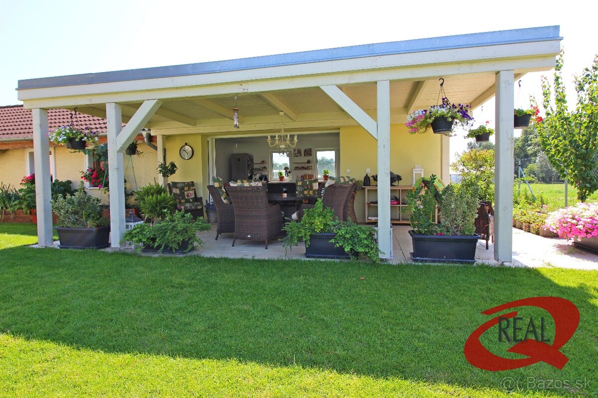 RODINNÝ DOM V SÚKROMNEJ ULIČKE S BAZÉNOM A LETNÝM DOMČEKOM