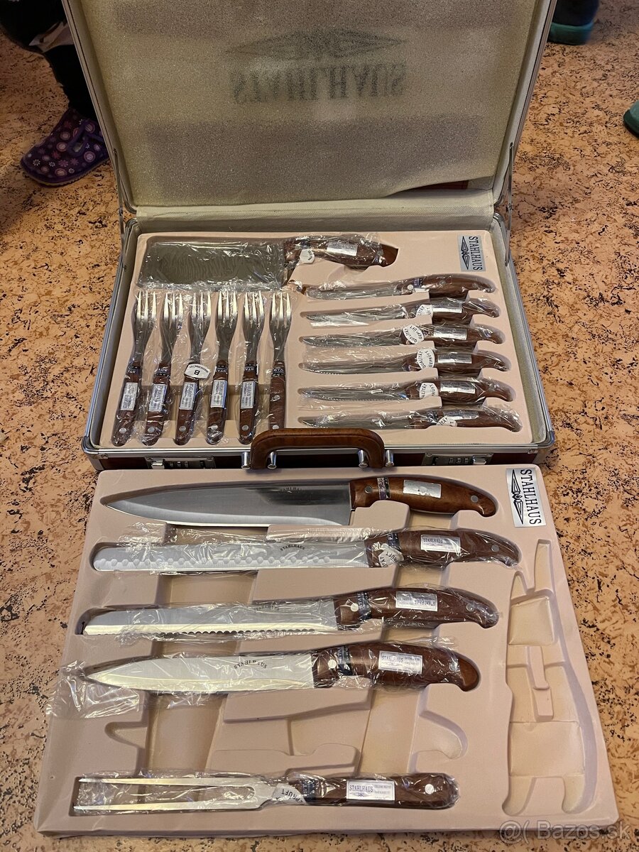Sada profesionalnych nozov v kufriku