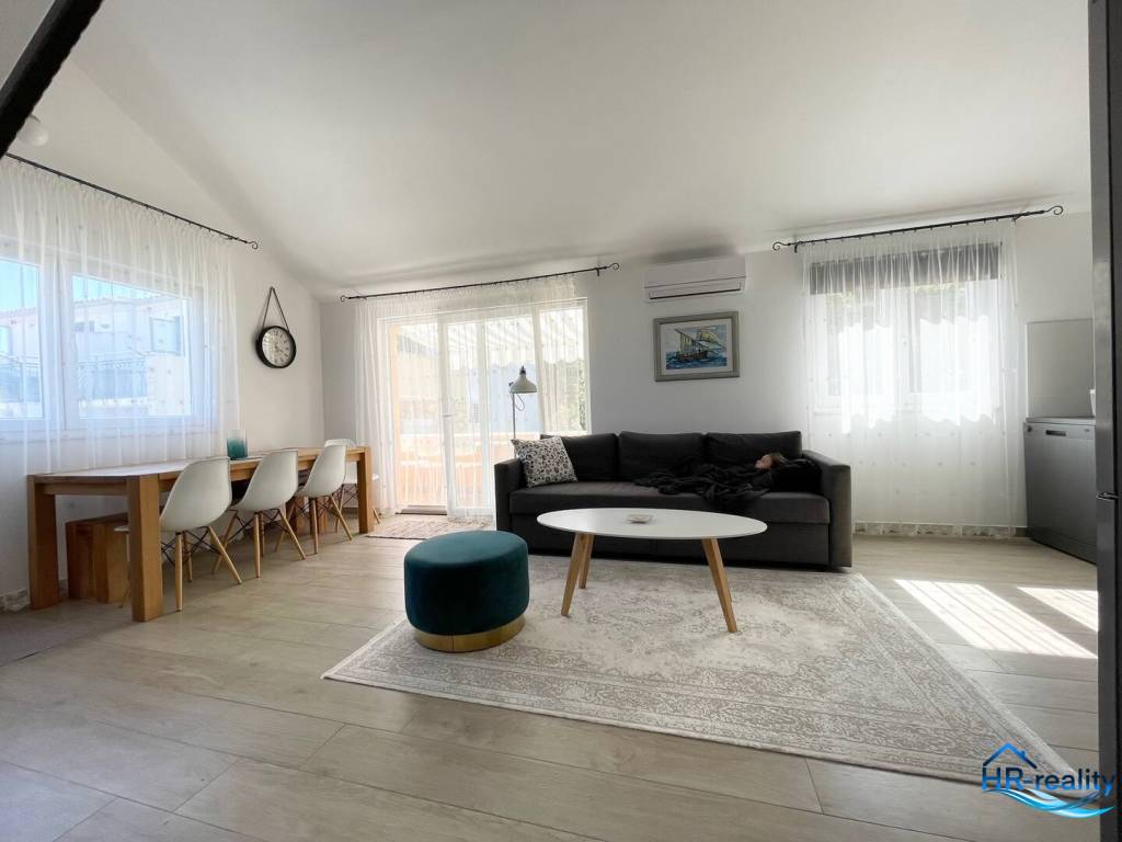 Šolta - nádherný zariadený apartmán s výhľadom na more