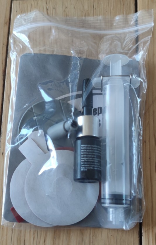 Na vás sada na opravu čelného skla auta od úderu kamienka