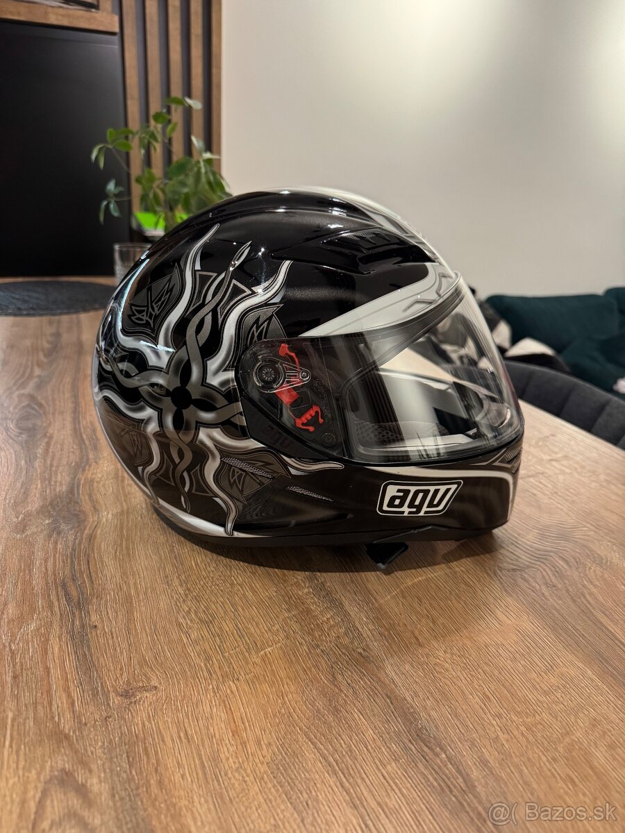 Prilba na motorku AGV (M)