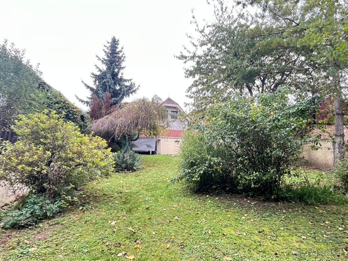 RD (4+1) s garážou a 1259 m2 pozemkom v Hubine