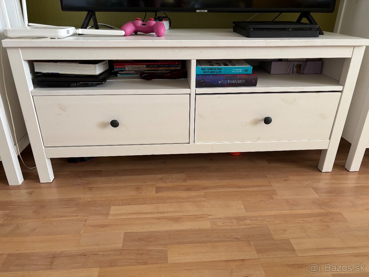 Hemnes Ikea skrinka pod TV