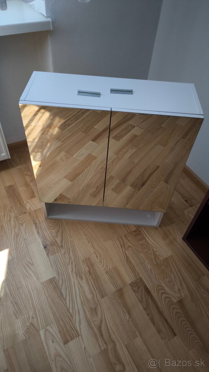 Zrkadlová skrinka nad umývadlo