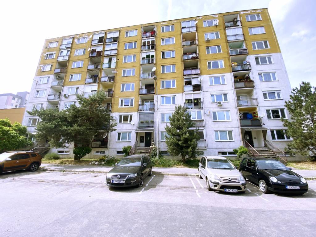 3 izbový byt na 3 poschodí s loggiou po rekonštrukcii, Konop