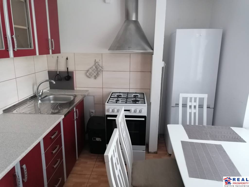 ŠTÚROVA: VOĽNÝ 2-izb. ZARIADENÝ byt, balkón, 48 m2, 1.posch.
