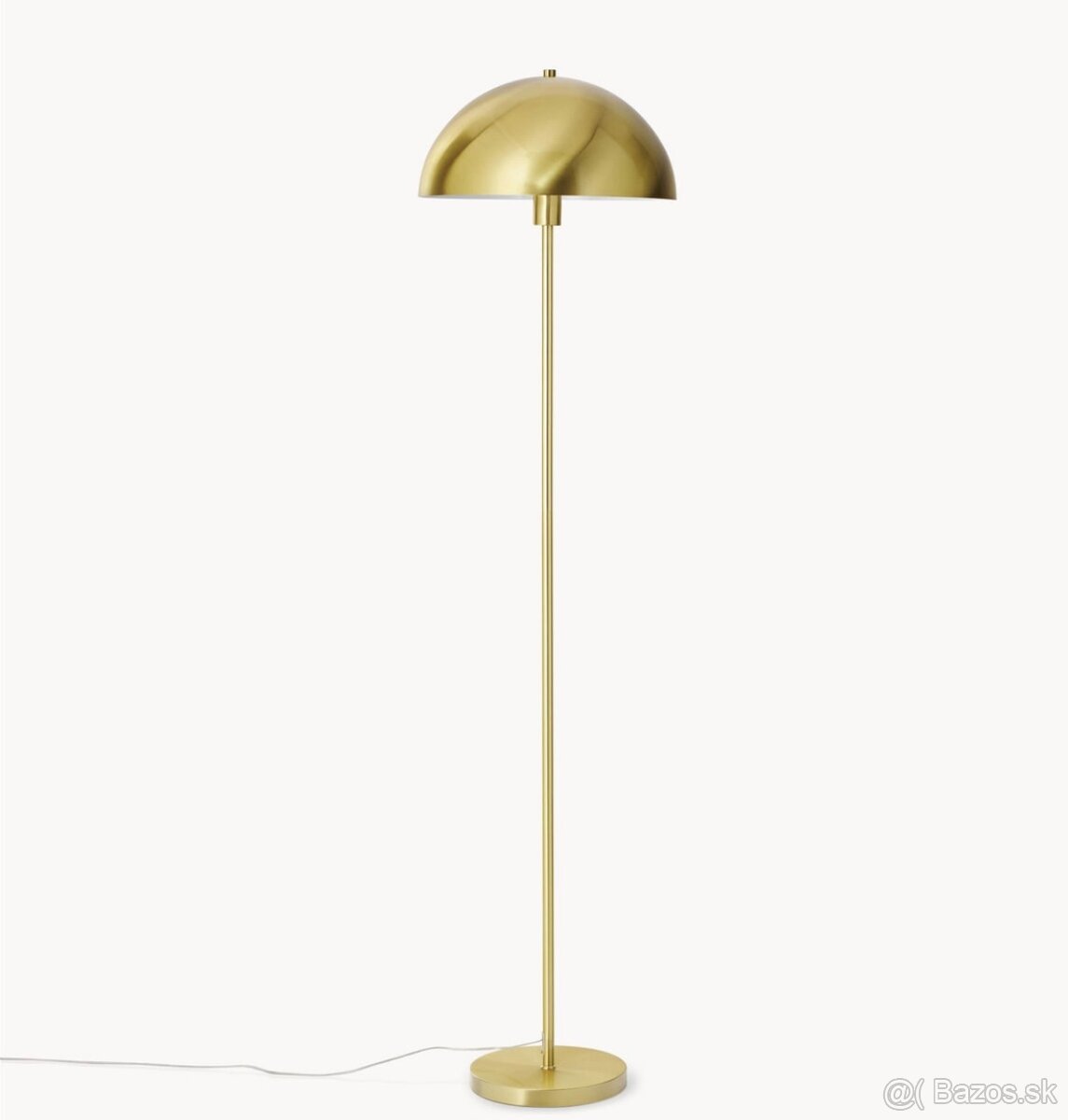 Stojacia lampa zlatej farby.