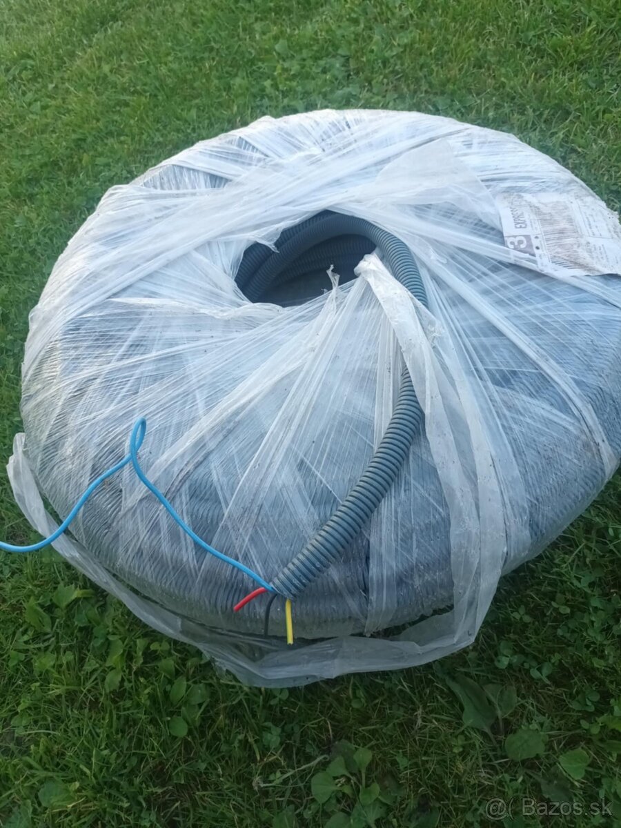 Elektrický kabel s chráničkami