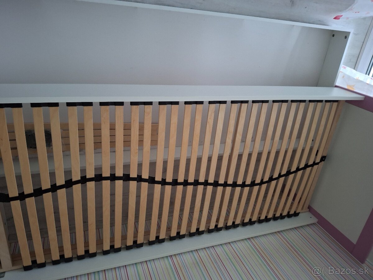 Dievčenská posteľ