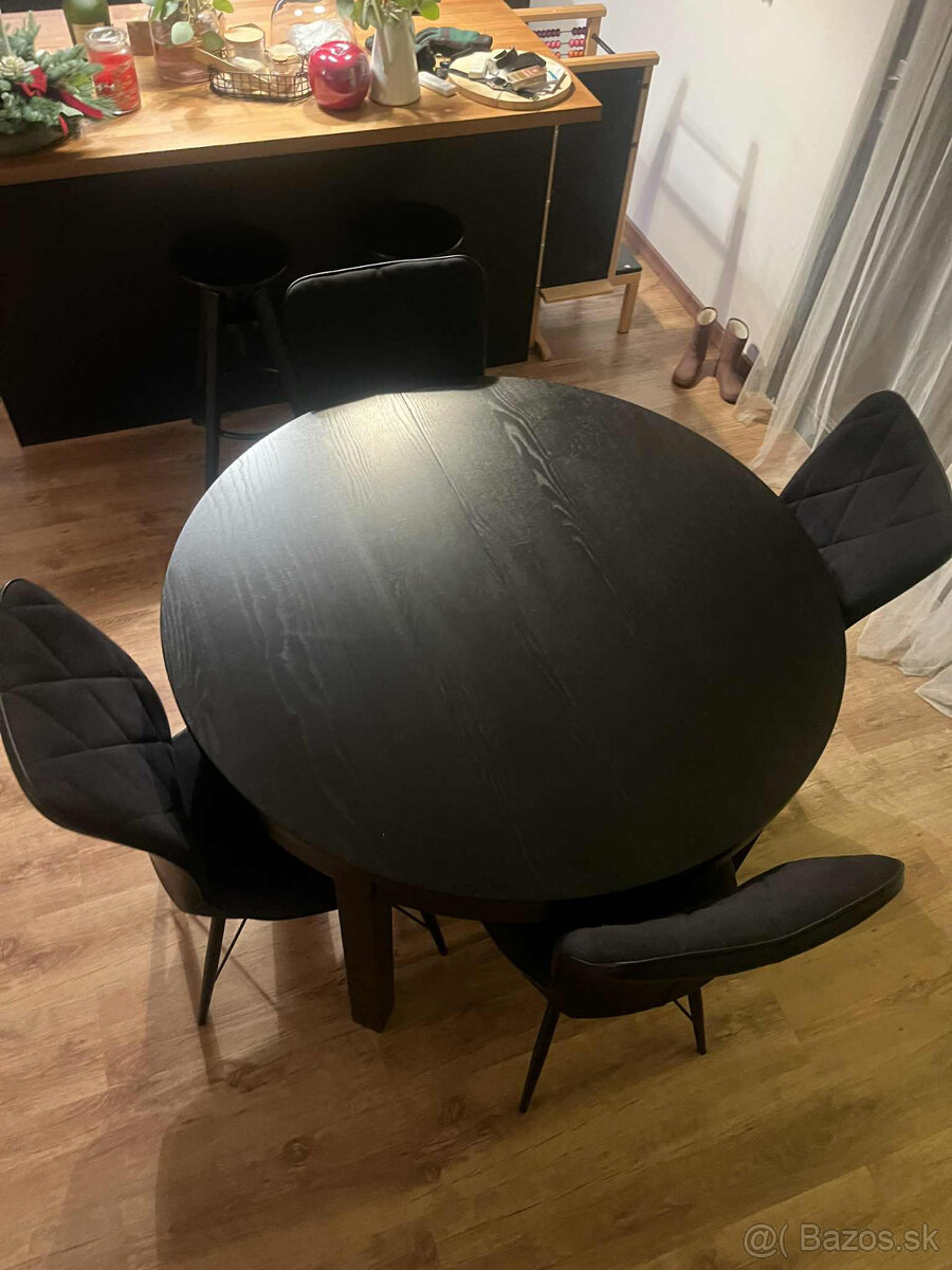 Predam rozkladaci stôl so stolickami.