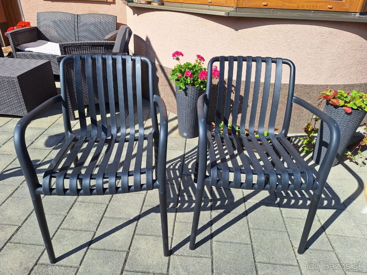 Plastové stoličky - čierne 2 ks