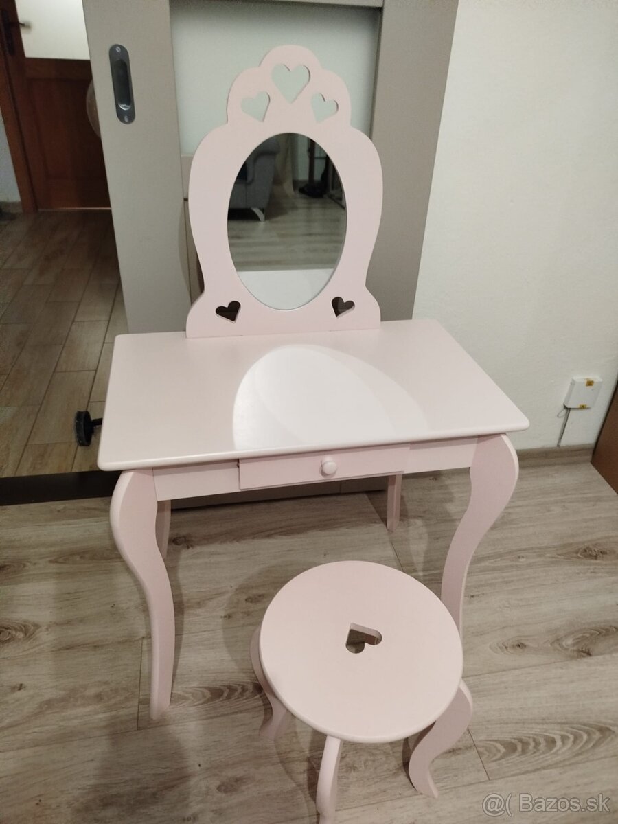 Kozmetický stolík