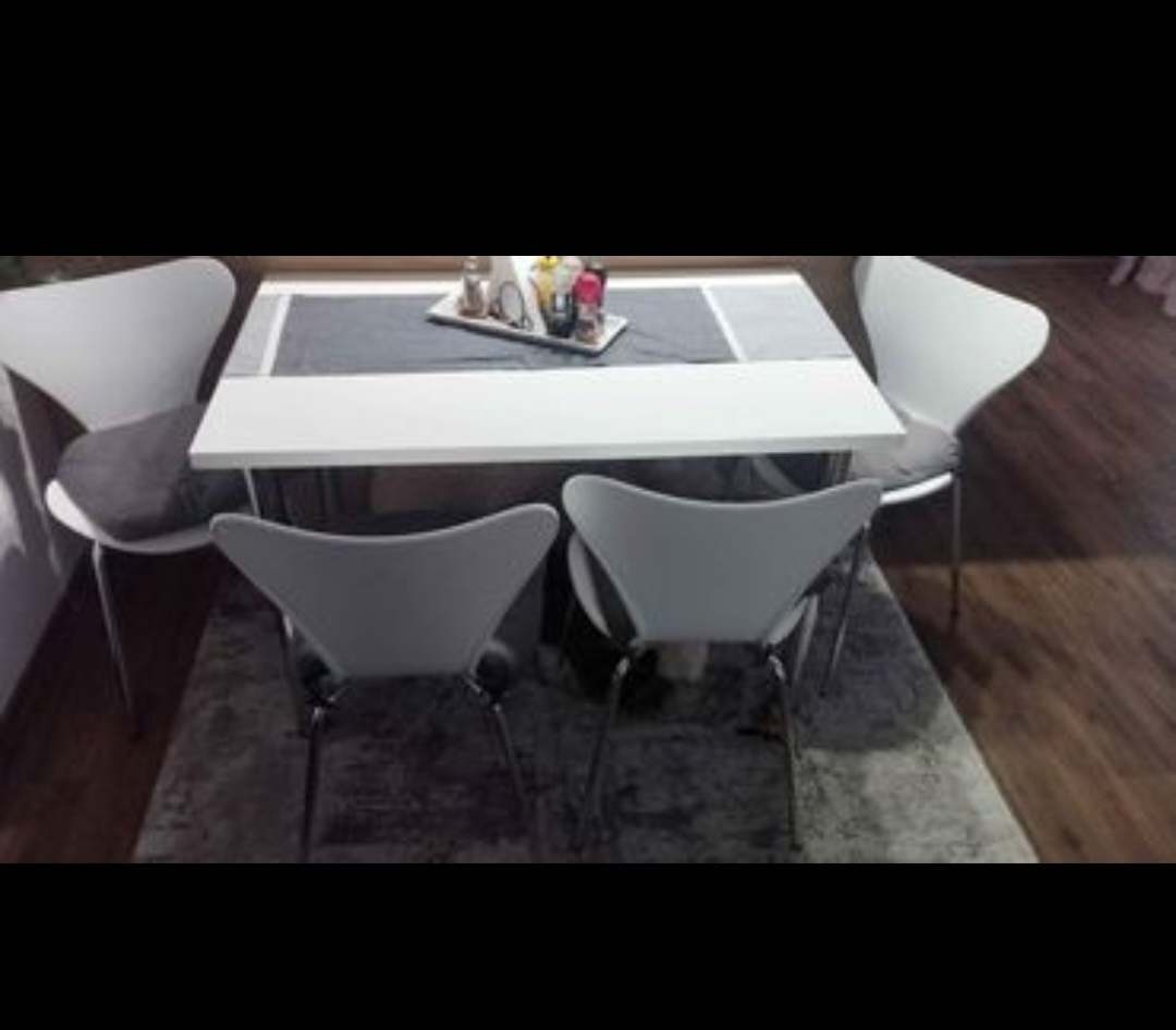 Jedálenský stôl stoličky