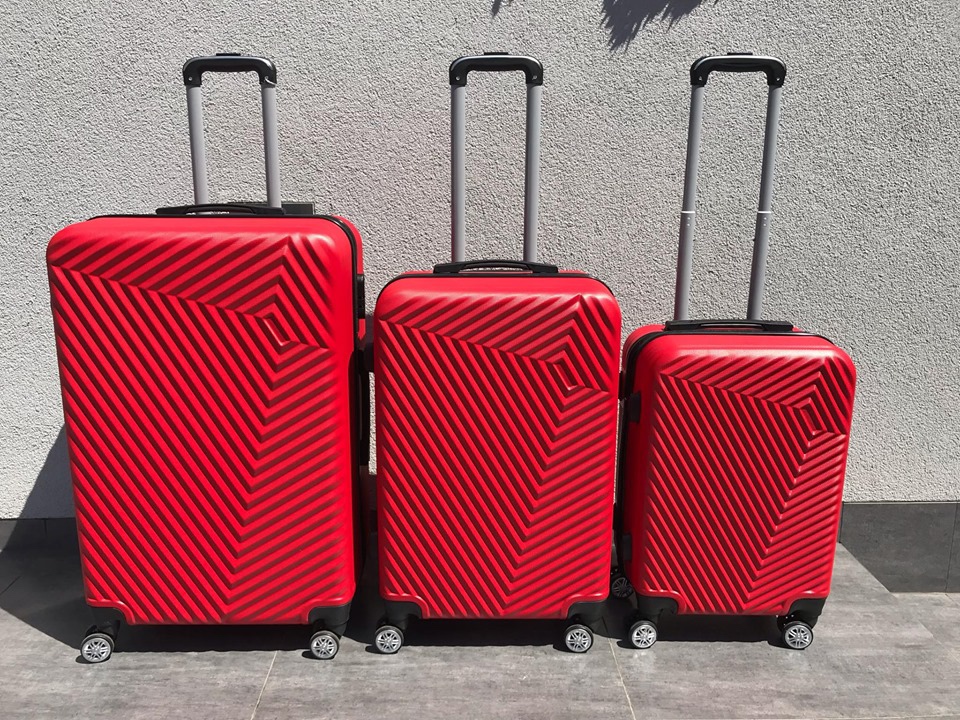 Novy cerveny set kufrov + darcek v hodnote 20 eur ZADARMO