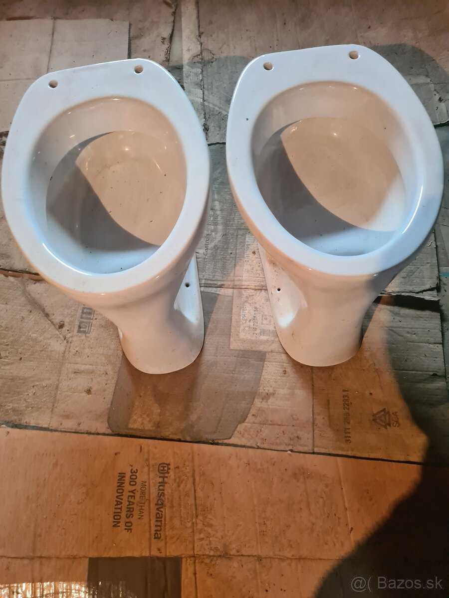 Záchody, umývadlá, nádržka