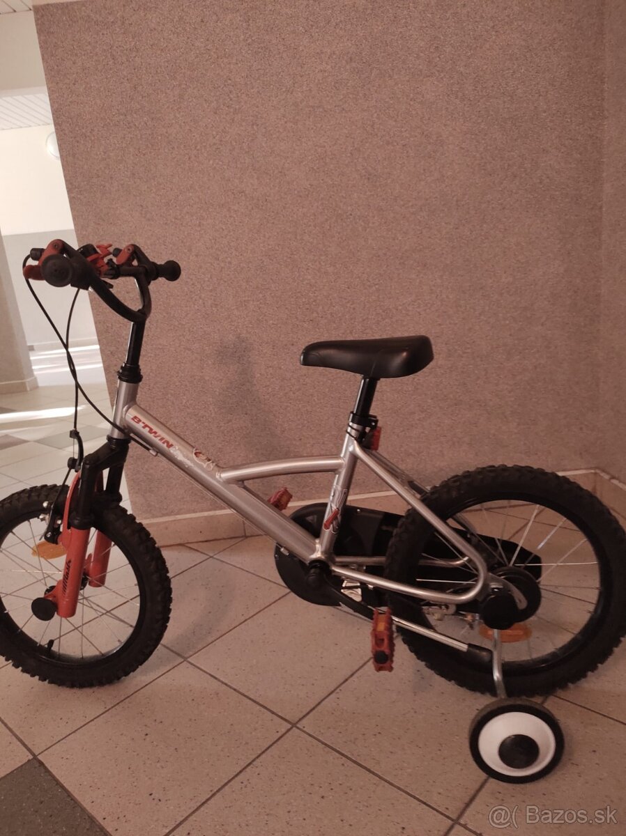 Detský horský bicykel BTWIN s pomocnými kolieskami
