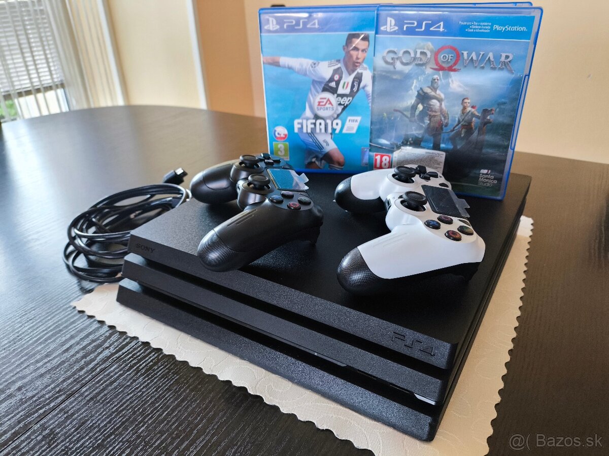 Sony PlayStation 4 PRO + 2 ovládače