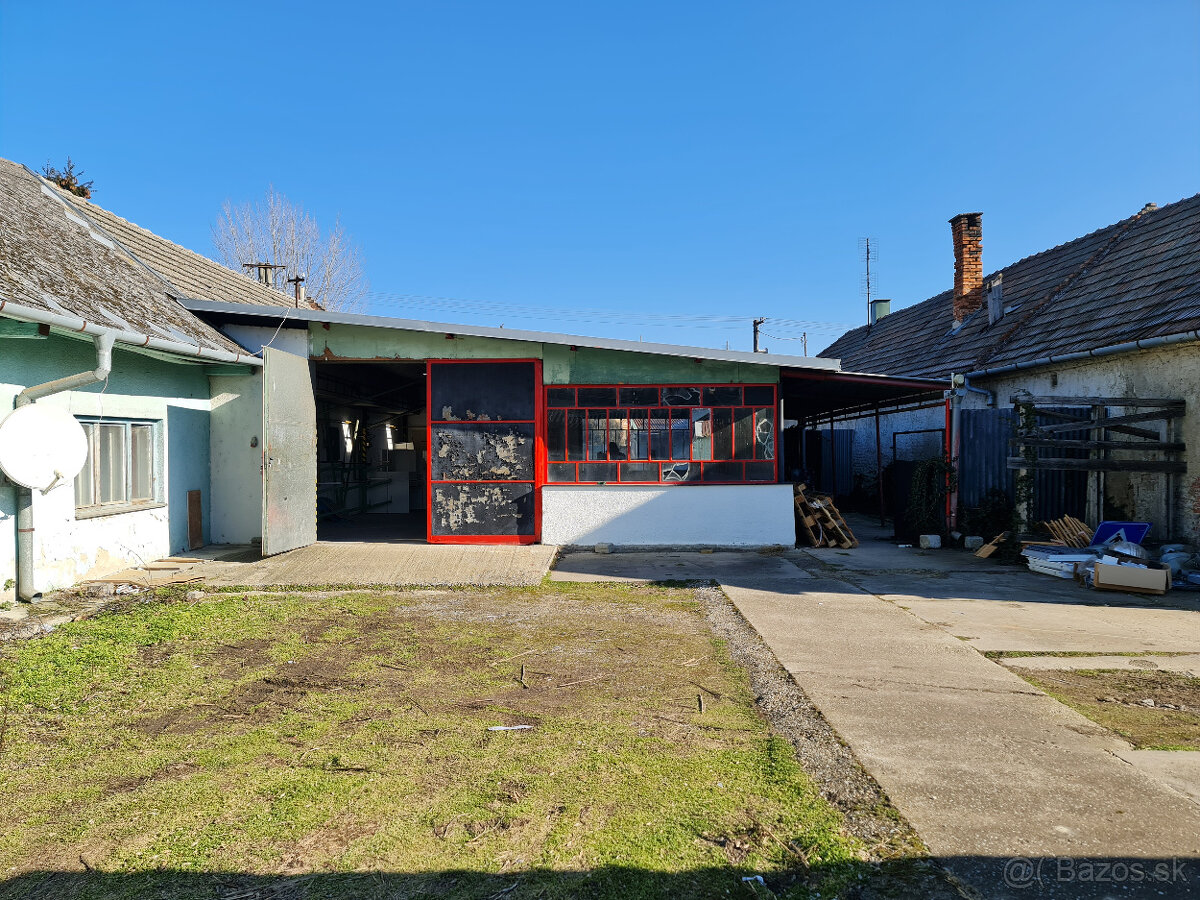 Rožný pozemok 1006 m2 s veľkým, starším RD, sklad, garáž, vh