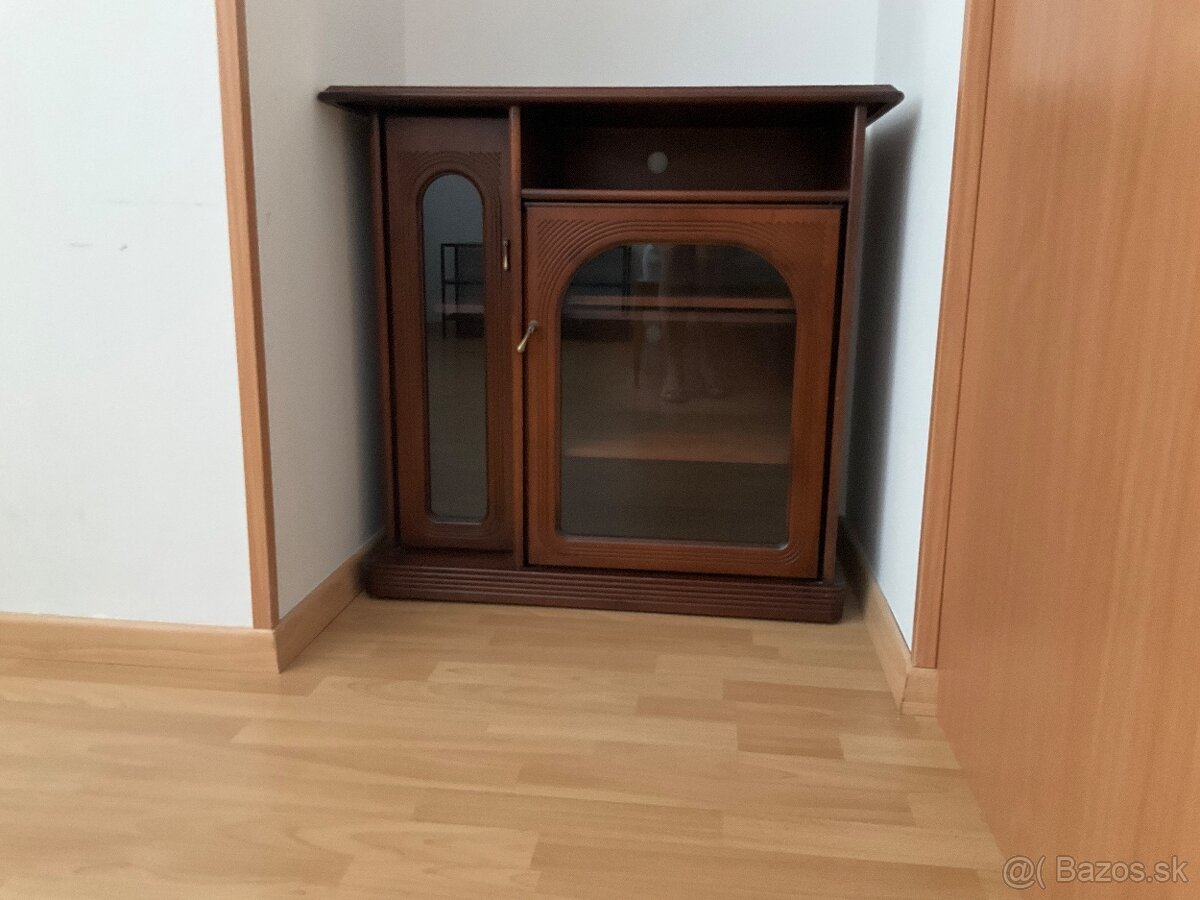 Presklená komoda s polickami a dvierkami