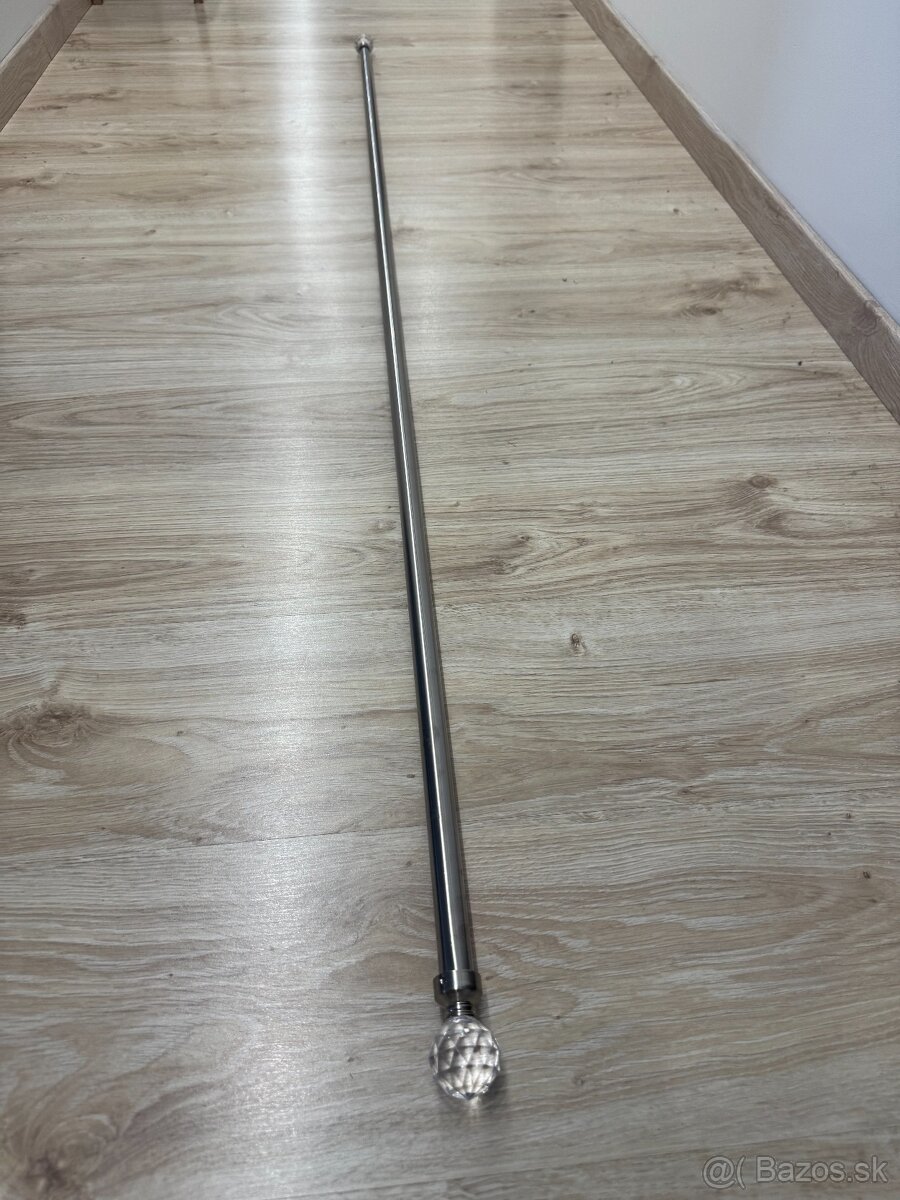 Predám garnížu s ozdobnými koncovkami – chrómová, elegantná