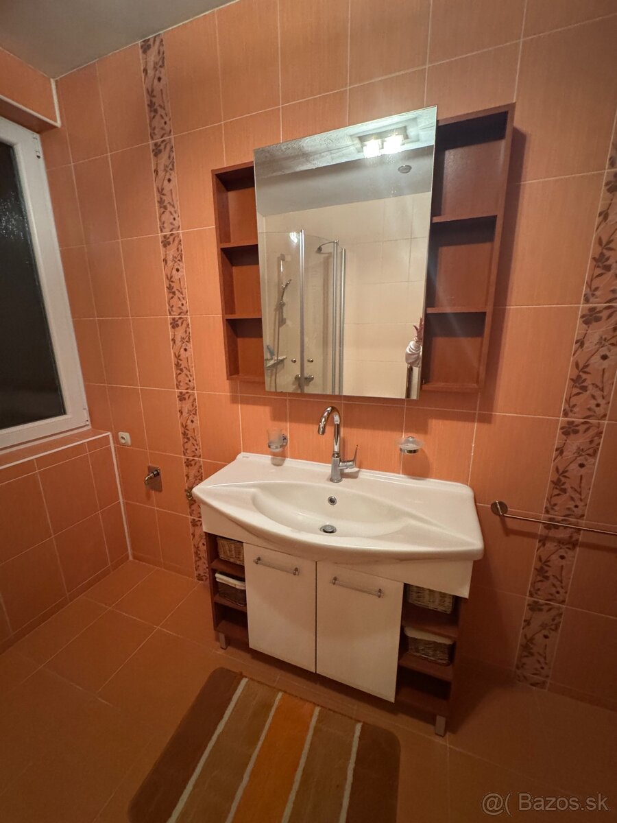 Kúpeľňová zostava umývadlo so skrinkou a zrkadlo