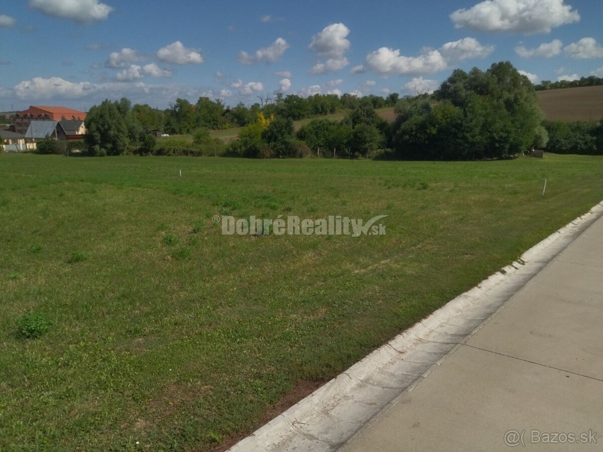 Exkluzívne , na predaj pozemok v obci Podhájska