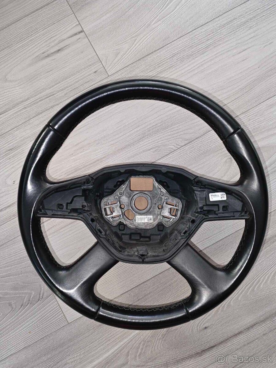 Pekný volant Škoda Octavia 3