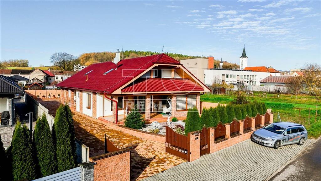 Na predaj priestranný rodinný dom Uhrovec okr. Bánovce...