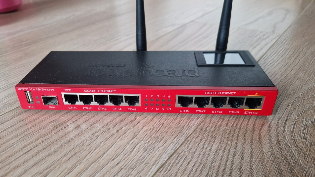 Router Mikrotik RB2011 s WiFi