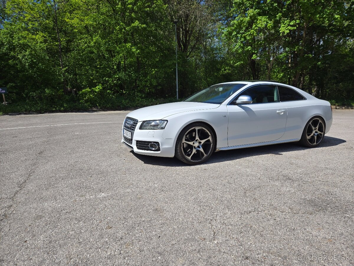 Audi S5 black&white