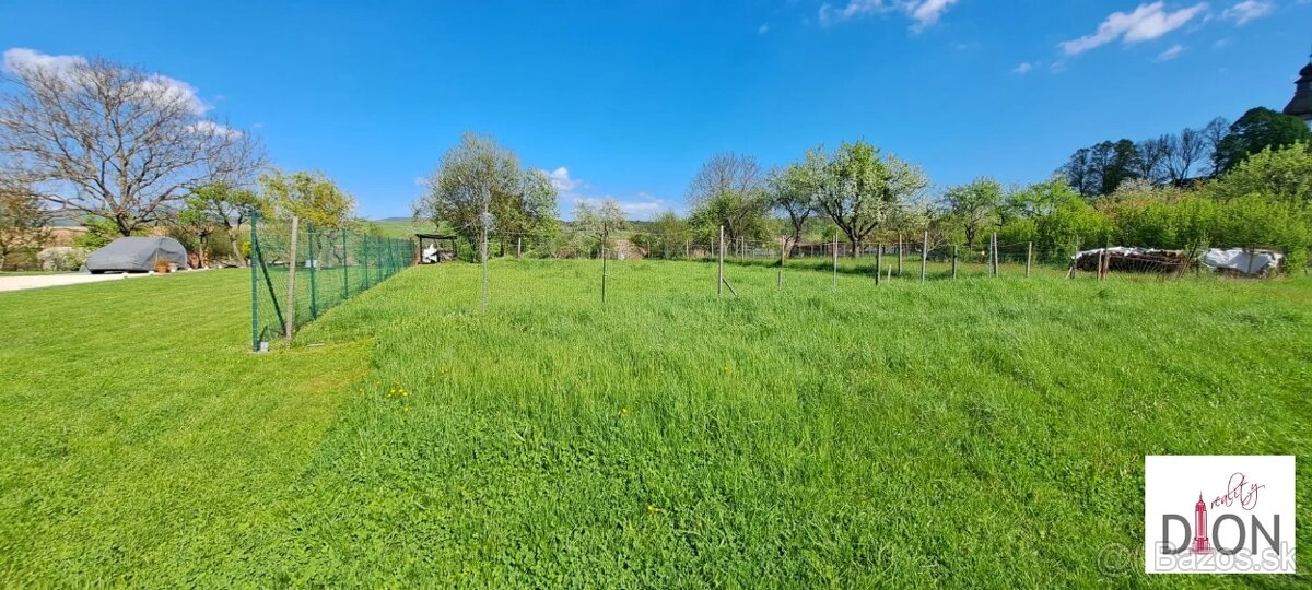 Slnečný pozemok pre rodinný dom