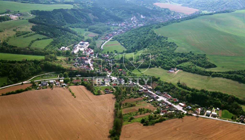 Slnečný pozemok určený na výstavbu v pokojnej obci...