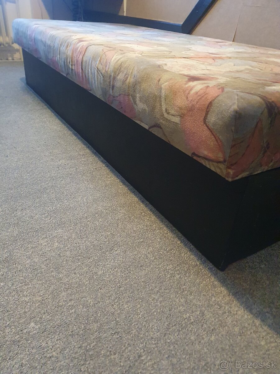válenda s úložným priestorom