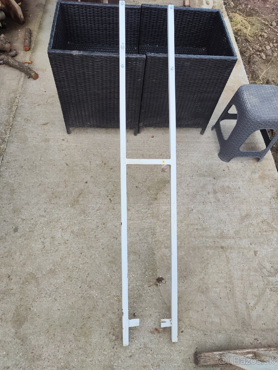 Stojan na elektricku rozvodnú skrinku