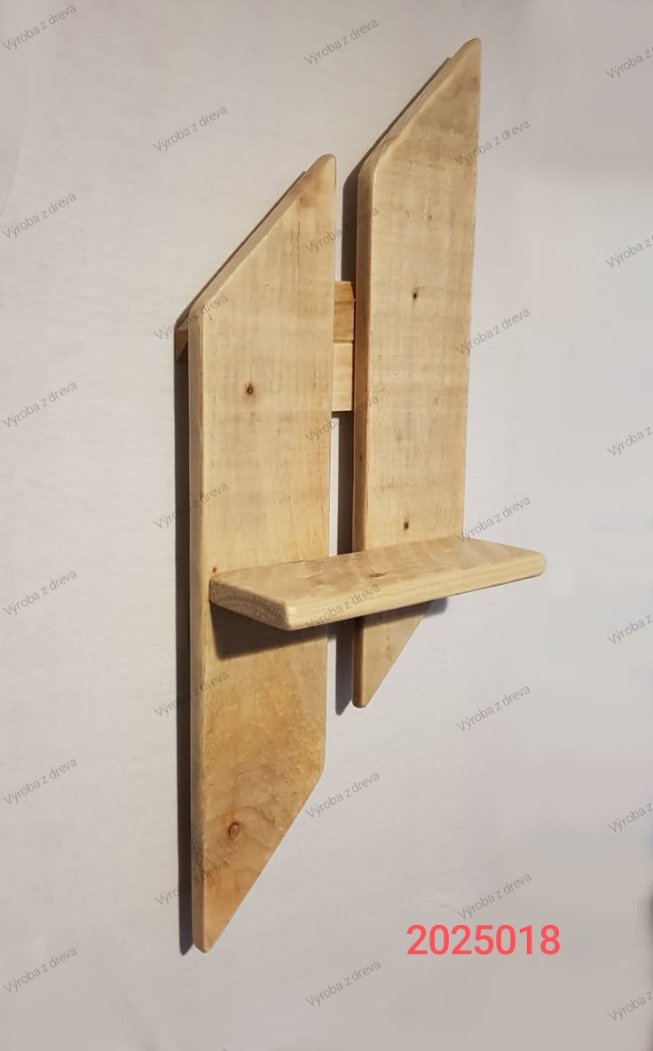 Drevená dekorácia na stenu s policou