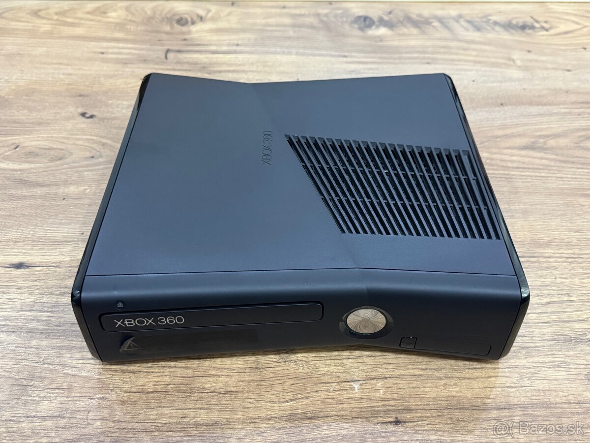 Samostatná herná konzola XBOX 360 Slim 4GB čierna