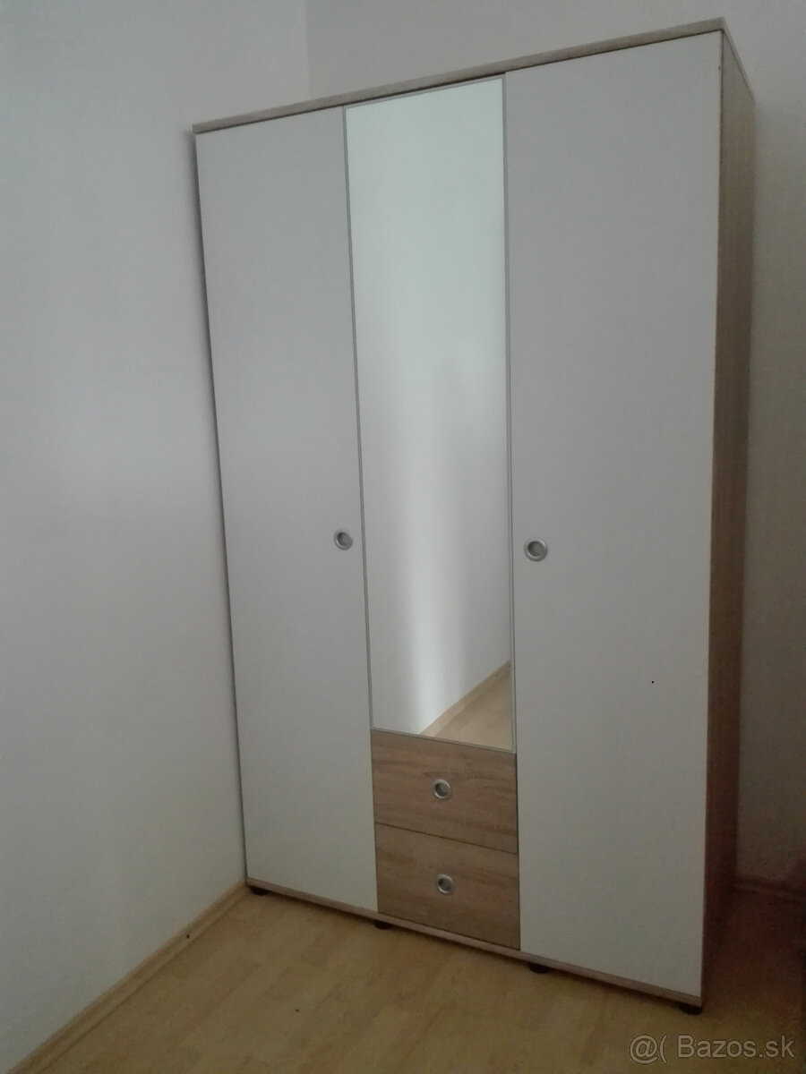 3-dverová skriňa so zrkadlom