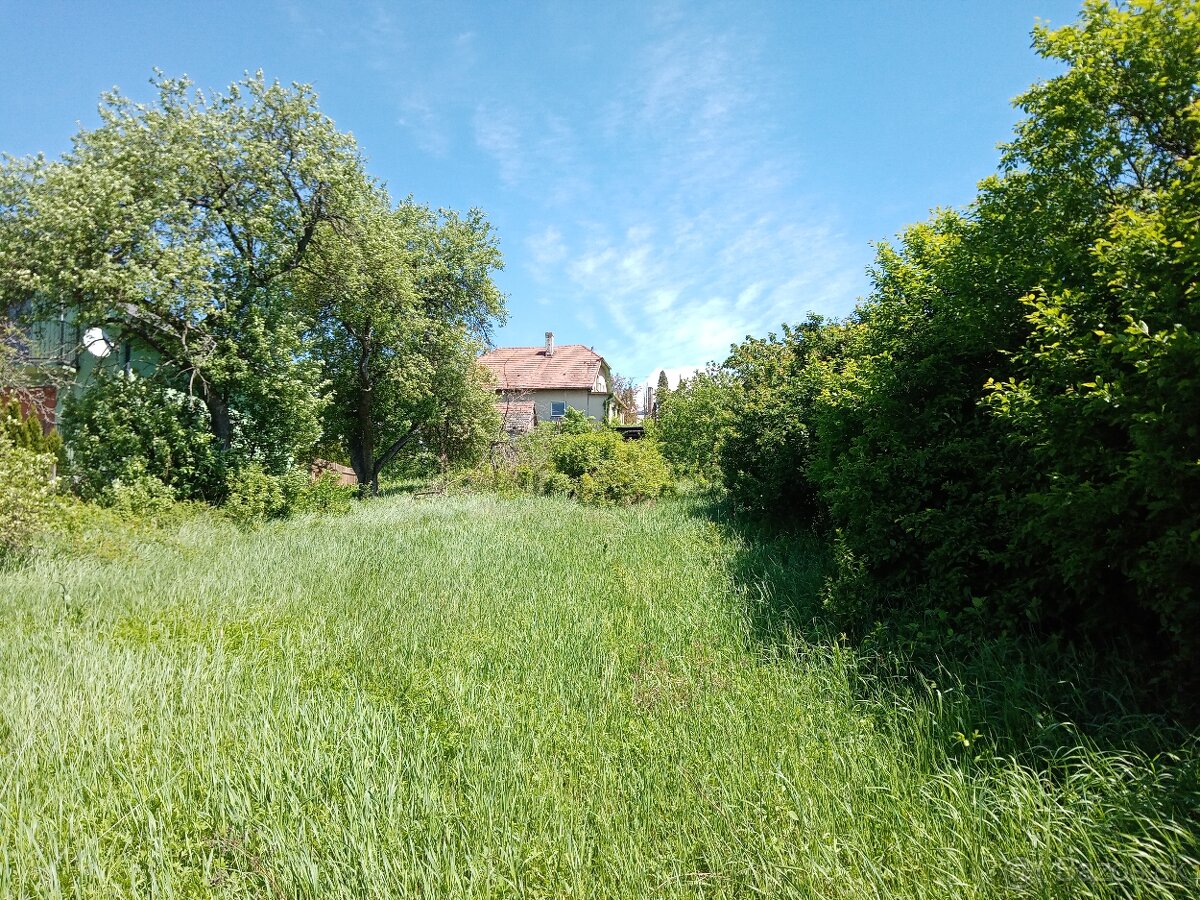 Pozemok 1600m2 a 2200m2 Haláčovce